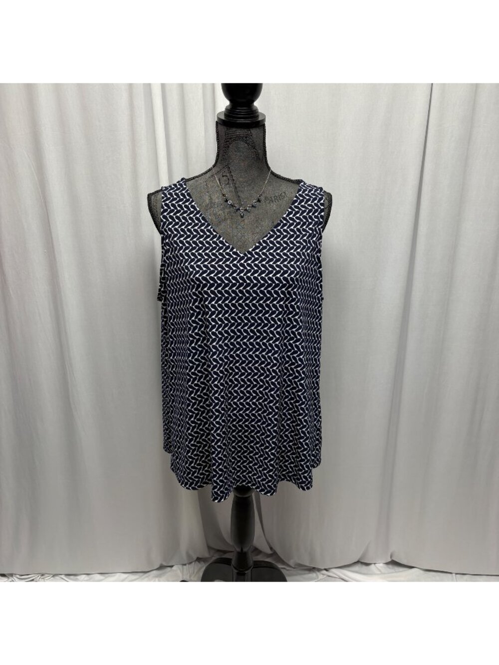 Susan Graver Sleeveless Navy White Patterned V-Neck Top Womens Size 1X Stretchy